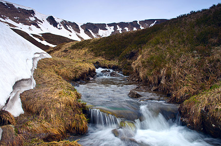 美丽的瀑布场景 乌克赖恩喀尔巴阡瀑布荒野风景流动绿色植物森林溪流环境苔藓石头清凉图片