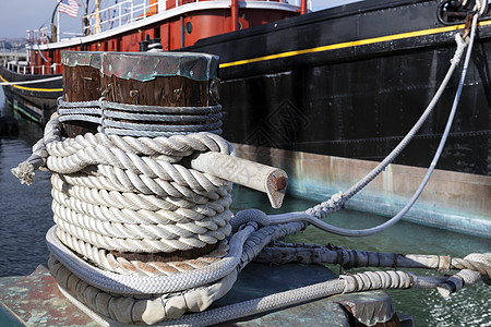 木柱上的吊灯绳索索具港口缆绳细绳力量领带海洋编织码头图片