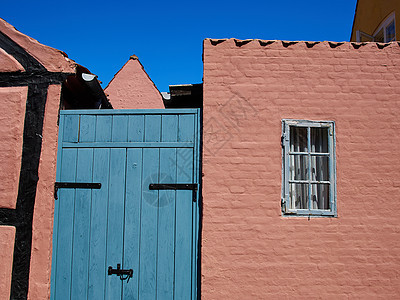 传统油漆木制门的鲜亮彩色公寓房子精神城市建筑学植物建筑投资财产工匠图片