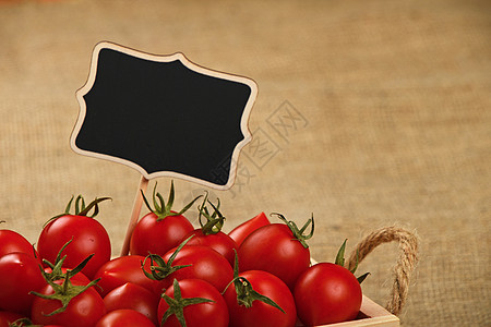 红西红番茄盒装箱 在画布上贴有价格标志把手活力黑色麻布标签黑板红色农业蔬菜盒子图片