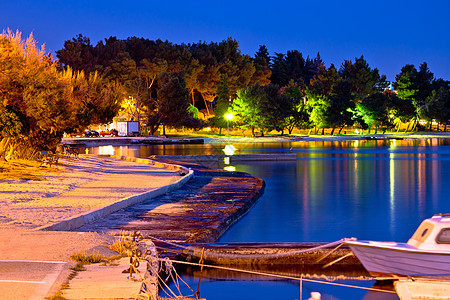 扎达尔夜景的Diklo海滩图片