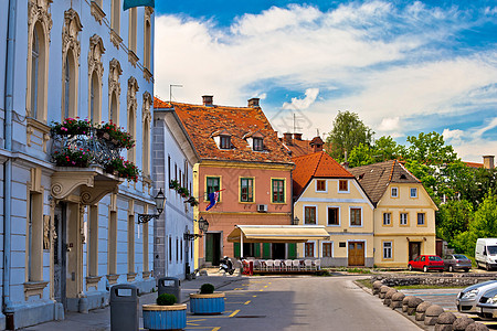 Karlovac镇街头观建筑长廊街景教会石头汽车雕像建筑学城市历史性图片