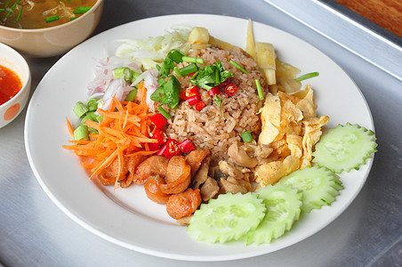 混合食用米饭和虾粉 泰国食品图片