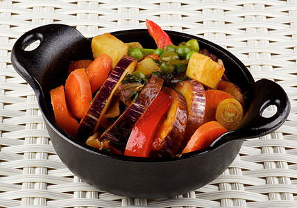 颜色多彩的蔬菜食物美食家午餐柳条炖锅橙子迷迭香晚餐健康饮食韭葱图片
