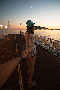 女孩在沙滩上牵着一个男人的手海洋女性火鸡悬崖城堡自由女朋友海滩女士海岸图片