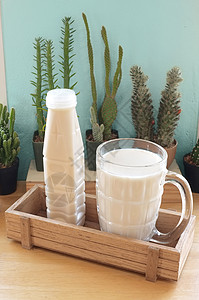 木箱中的豆奶茶点果汁种子杯子塑料大豆牛奶纤维粮食美食图片