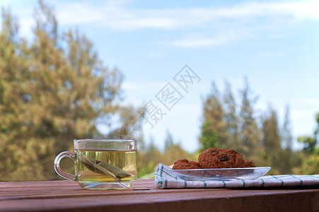 一杯绿茶和饼干杯图片