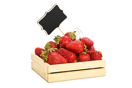 装有价格标志的木箱中的草莓粉笔乡村红色收成白色农业浆果木头黑板盒子图片