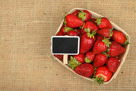 草莓放篮子里 在画布上标价乡村水果黑板枝条状红色食物黑色麻布帆布活力图片
