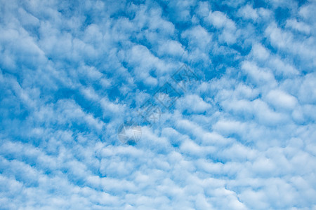 阳光照耀蓝天空的云朵波云景日出环境地平线海景旅行海浪天空溪流戏剧性图片