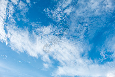 阳光照耀蓝天空的云朵波季节蓝色天空日落日出海景场景风景反射海岸图片