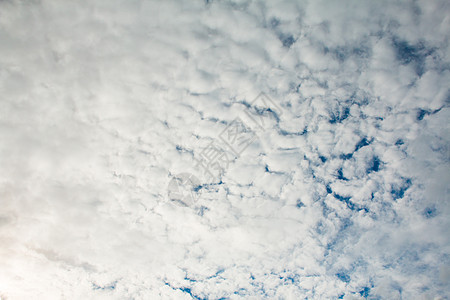 天空和乌云 有灿烂的太阳环境场景涟漪溪流季节海洋地平线旅行蓝色射线图片