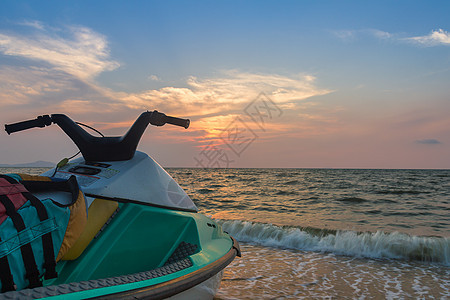 海滩上的喷气滑雪太阳海洋海岸线发动机支撑假期冲浪地平线旅行异国图片