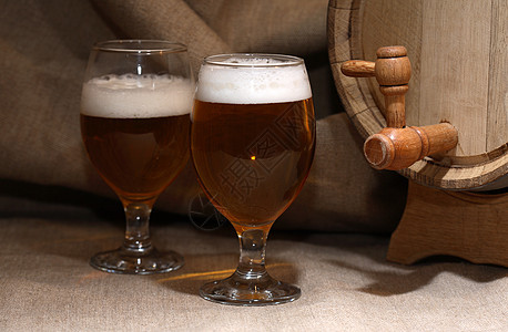 近巴雷尔啤酒酒吧饮料酒杯啤酒口渴泡沫桌子冷饮静物酒精图片