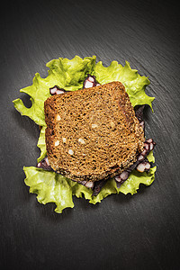 三明治加香肠和生菜餐厅熟食食物蔬菜熏肉小麦绿色小吃叶子黑色图片