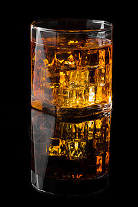 威士忌和冰眼镜饮料玻璃金子反射酒吧餐厅奢华液体琥珀色图片