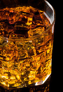 威士忌和冰金子酒吧液体奢华眼镜瓶子玻璃饮料反射生活图片
