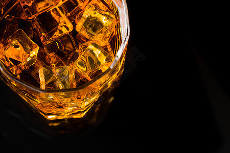 威士忌和冰生活玻璃饮料餐厅眼镜奢华酒吧液体金子反射图片