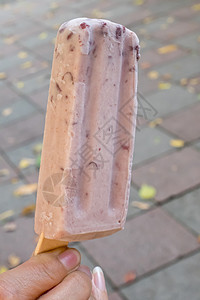 美味的红豆冰冰冰棒棒冰小吃冻结牛奶奶油食物公园甜点图片
