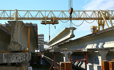 水泥结构在蓝天空背景上抬起起起重机电梯机械平板建筑盘子吊装构造光束桁架地面图片