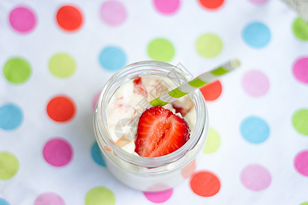 酸奶和草莓加多色布料食物饮食覆盆子玻璃奶油牛奶产品木头浆果蓝色图片