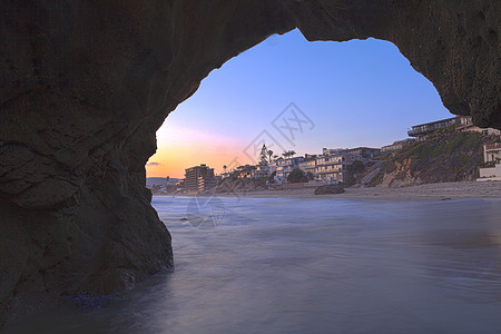 珍珠街海滩的关键洞穴海浪天空日落小路岩石玻璃状城市旅行灯光海岸线图片