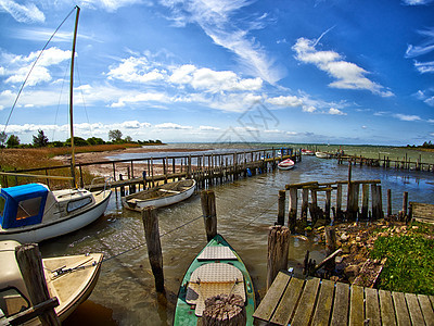 小型农村木桥码头反射假期支撑钓鱼蓝色娱乐木头海洋晴天海岸线图片
