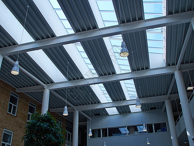 现代建筑的玻璃屋顶框架金属天空天花板控制板奢华蓝色大厅几何学技术图片