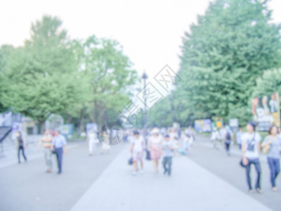 在日本东京公园中行走的人的突出背景背景 日本东京图片