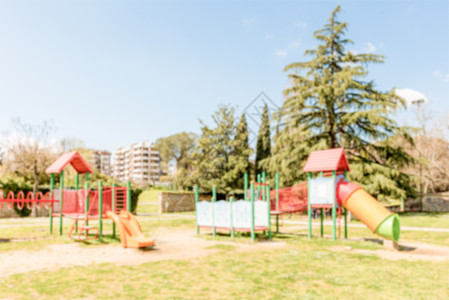 儿童在公共场合的多彩游乐场背景分散公园蓝色楼梯红色孩子建筑学天空健身房院子童年图片