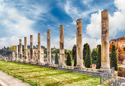 古代金星圣殿柱子 意大利罗马论坛历史石头地标文化斗兽场废墟全景大理石蓝色图片