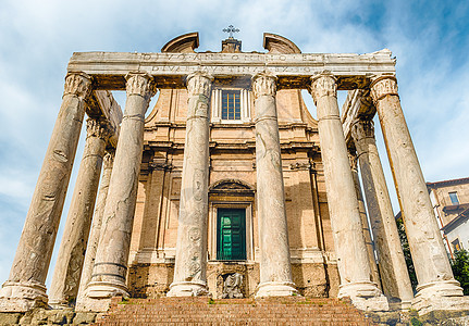 意大利罗马Antoninus和Faustina圣殿的废墟历史建筑寺庙艺术建筑学纪念碑节拍教会古董旅游图片