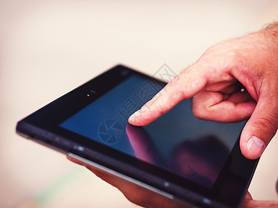 在户外使用数字平板电脑的男人close u职场闲暇潮人网络技术阅读手指城市屏幕男性图片
