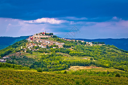 Motovun镇的图画山全景葡萄园石头旅游村庄房子地标爬坡道农村天线图片