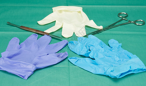 三件手套和外科手术器械图片