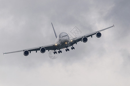 恶劣天气中的客机客机飞行运输土地喷射状况航空空气商业机身假期图片
