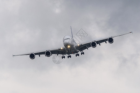 恶劣天气中的客机客机空气涡轮乘客交通天空旅行方法技术飞机场机身图片