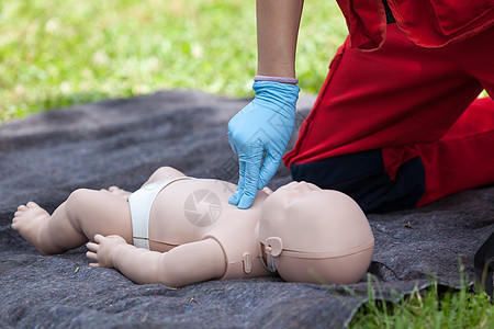 婴儿CPR假急救推介会救援胸部救生员护理人员震惊程序毯子医生死亡图片