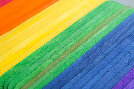 色彩多彩的木灰色背景音乐仪器彩虹木头学校调色板木板光谱幼儿园蜡笔图片