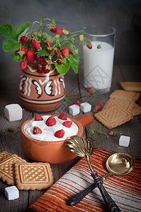 野草莓加奶油 饼干和牛奶 还有旧的粗木板陶瓷花瓶镀银桌子面包乡村浆果制品绘画数字图片
