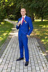 新郎穿着蓝色西装 站在巷子里人士裙子婚礼庆典衬衫男性衣服商业成人新娘图片