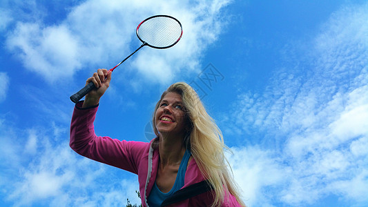 在羽毛球里玩的紫蓝女孩图片
