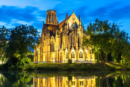 德国圣约翰教堂斯图加特大教堂反射教堂教会花园公园池塘树木宗教照明图片