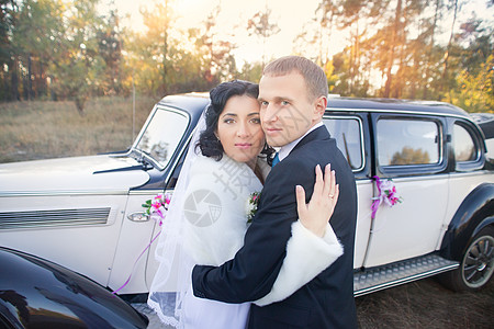年轻夫妇坐在旧车内夫妻新娘场地裙子丈夫合金妻子新人庆典结婚图片