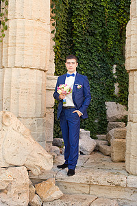 穿蓝西装的时尚新娘花朵胸花套装奢华花束婚姻燕尾服裙子婚礼夫妻图片