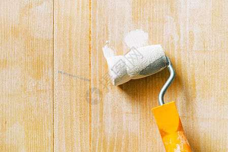 手与油漆滚滚机 在木板上施用丙烯酸水基工艺工具硬木白色家具修理工滚筒木头涂层图片
