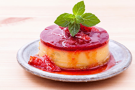 草莓芝士蛋糕 木头背角有新鲜薄荷叶面粉焦糖馅饼饮食营养美食面包食物甜点健康图片