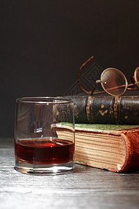 威士忌和书籍图片