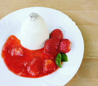 草莓Panna Cotta白色背景美食红色水果甜点香草奶油状食物盘子图片