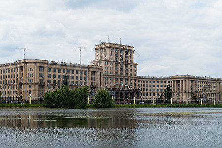 Bauman 莫斯科国立技术大学足球孩子们大学直升飞机绿色领土场地地平线建筑运动员背景图片